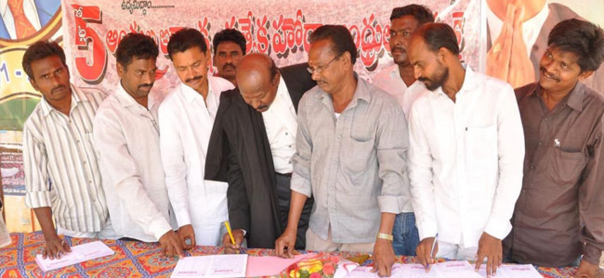 Signature collection for SCS held