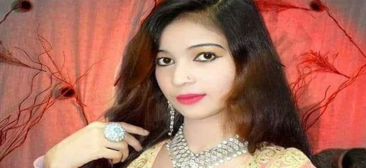 Pregnant Pakistani singer shot dead in public after she refused to stand while performing