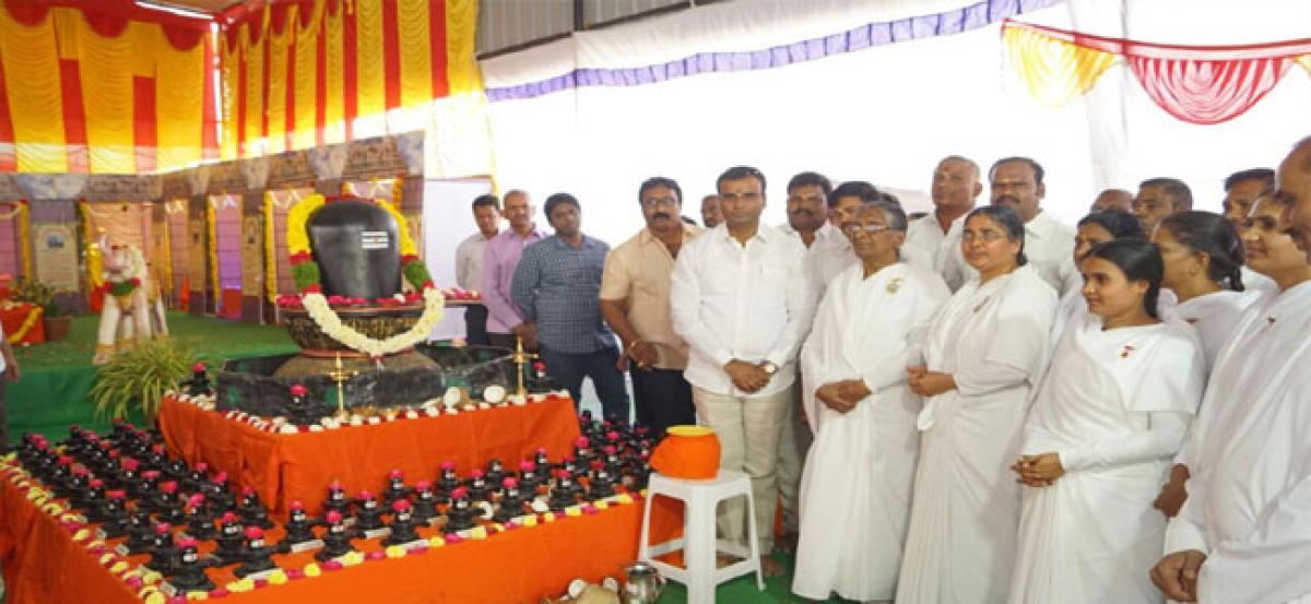 MLA prays for people at Dwadasa Jyothirlingam