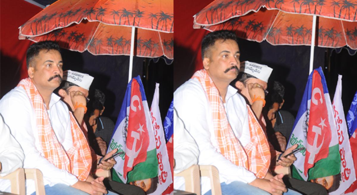 Actor Sivaji begins night vigil for Special Category Status