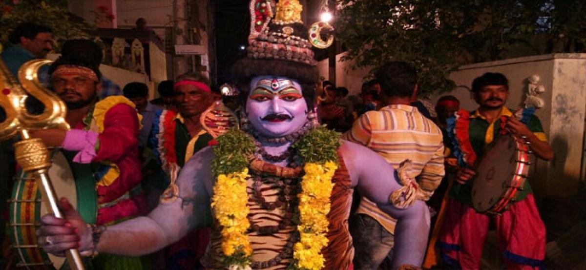 Thousands witness Kalaralu procession