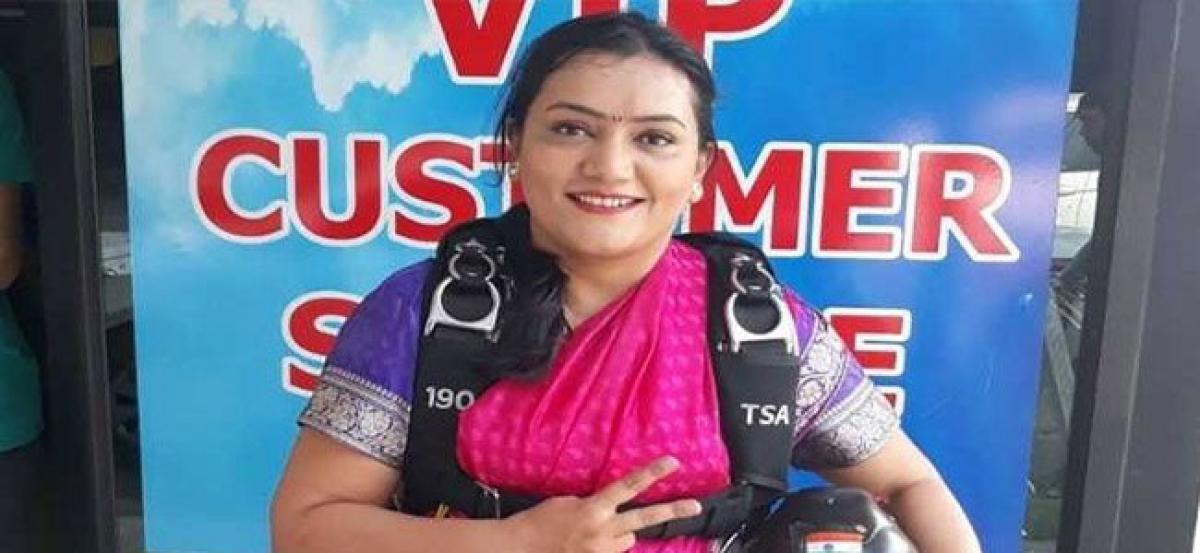 Pune girl sets new record by skydiving in sari!