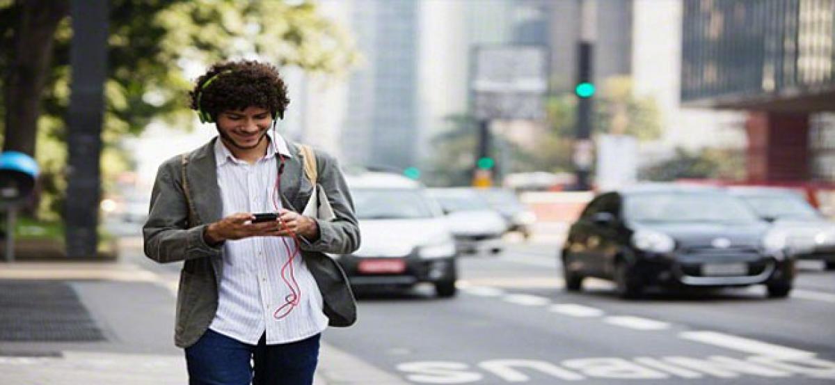 Smartphones are changing how humans walk: Study