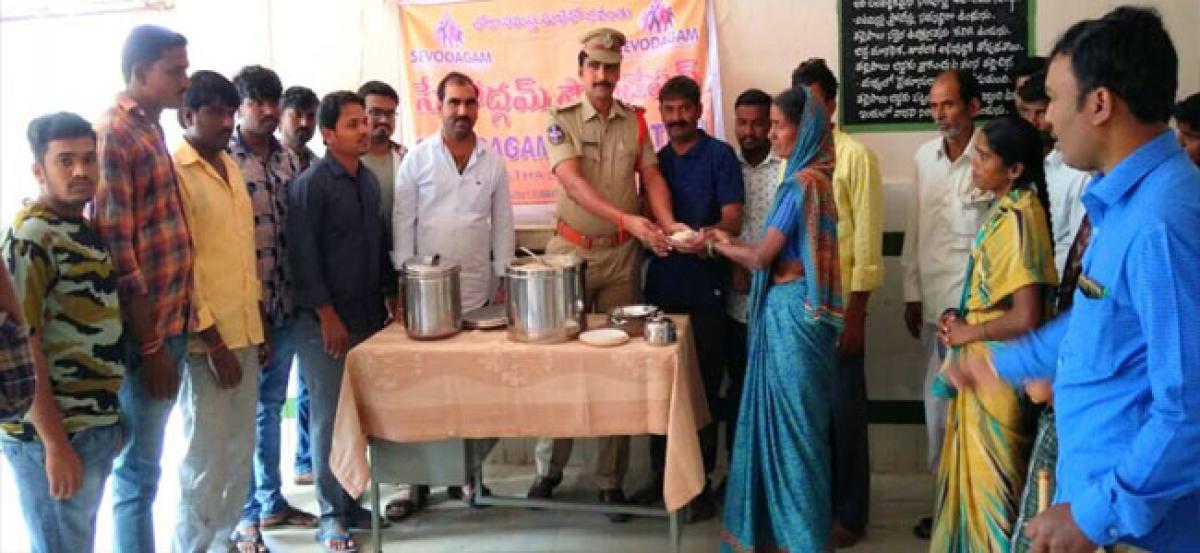 Snacks distributed at government hospital
