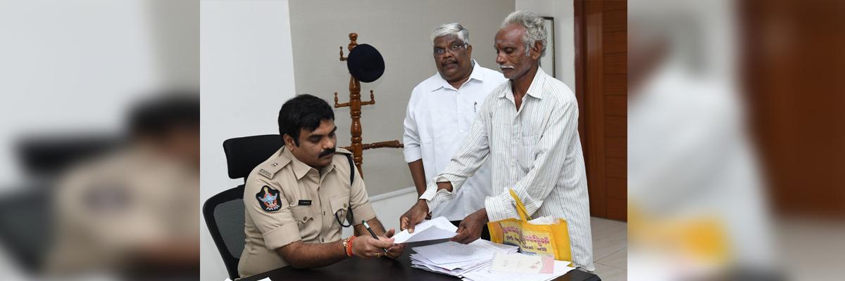 People throng police grievance cell