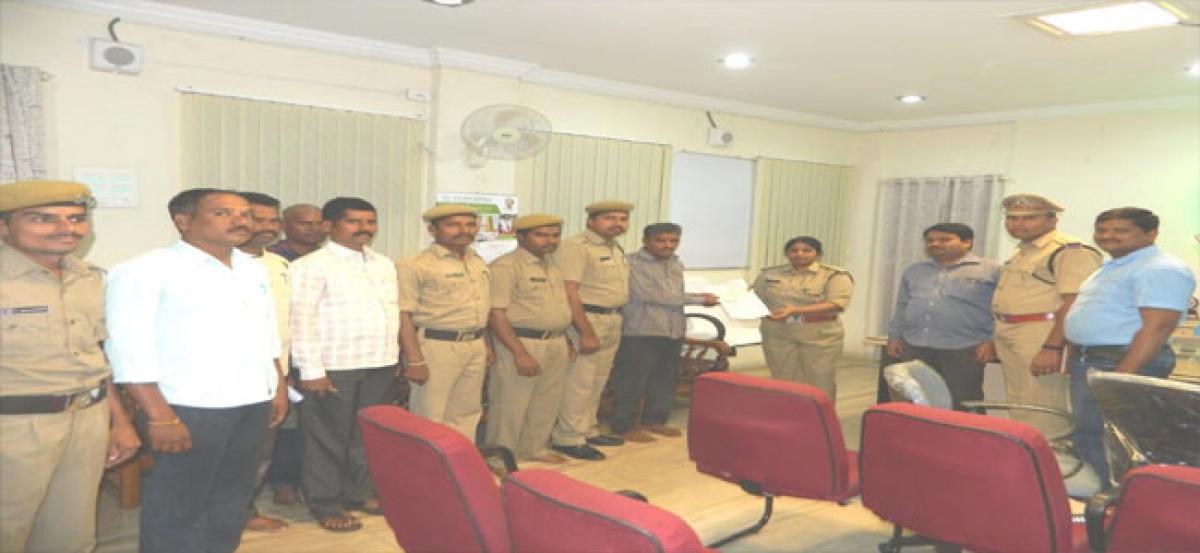 SP T Annapurna hands over financial assistance to deceased home guard’s family