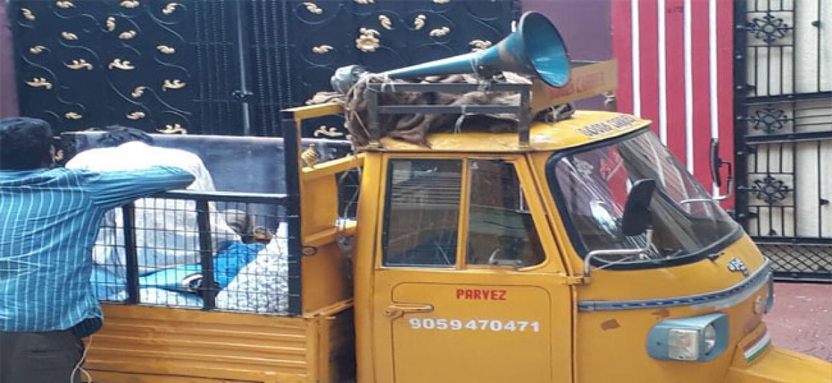 Street vendors with loud speakers create nuisance