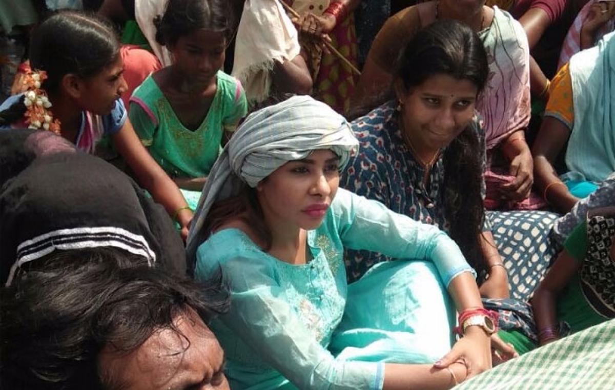 Sri Reddy joins protest by MGNREGS Wage Seekers at Yerragondapalem