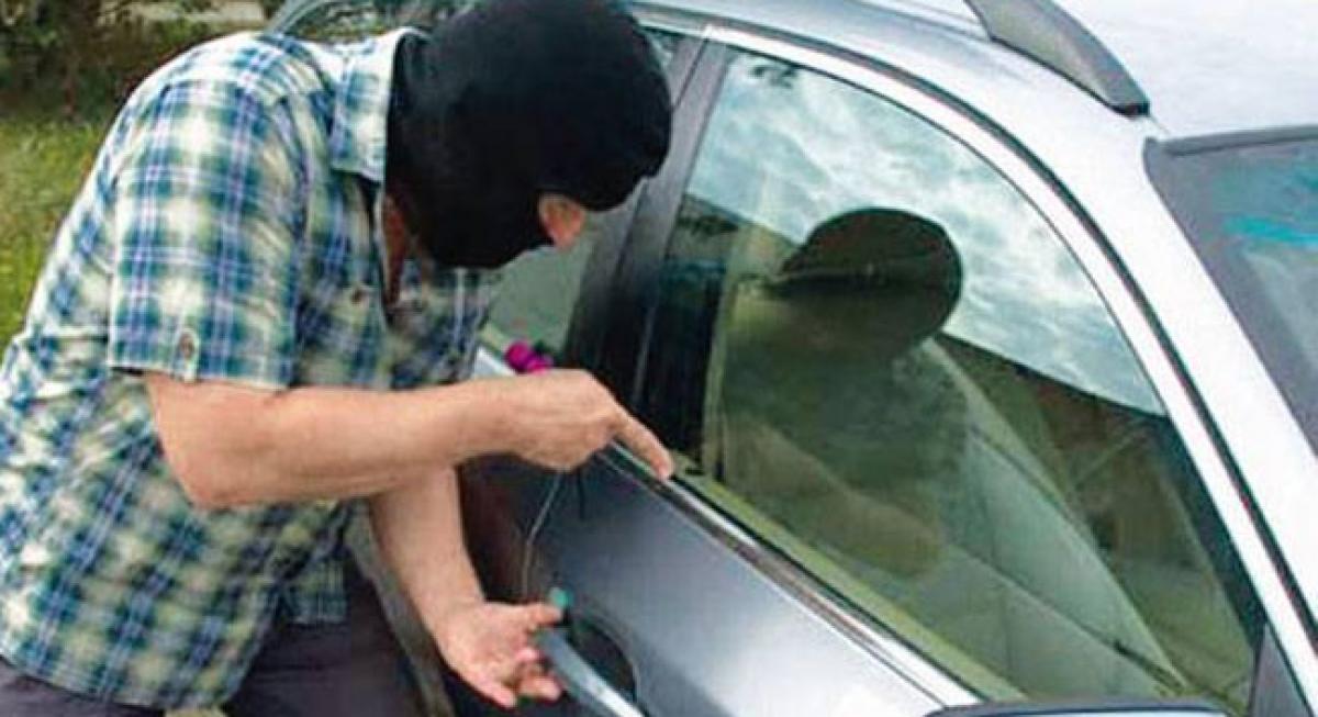 1.86 lakh stolen from car