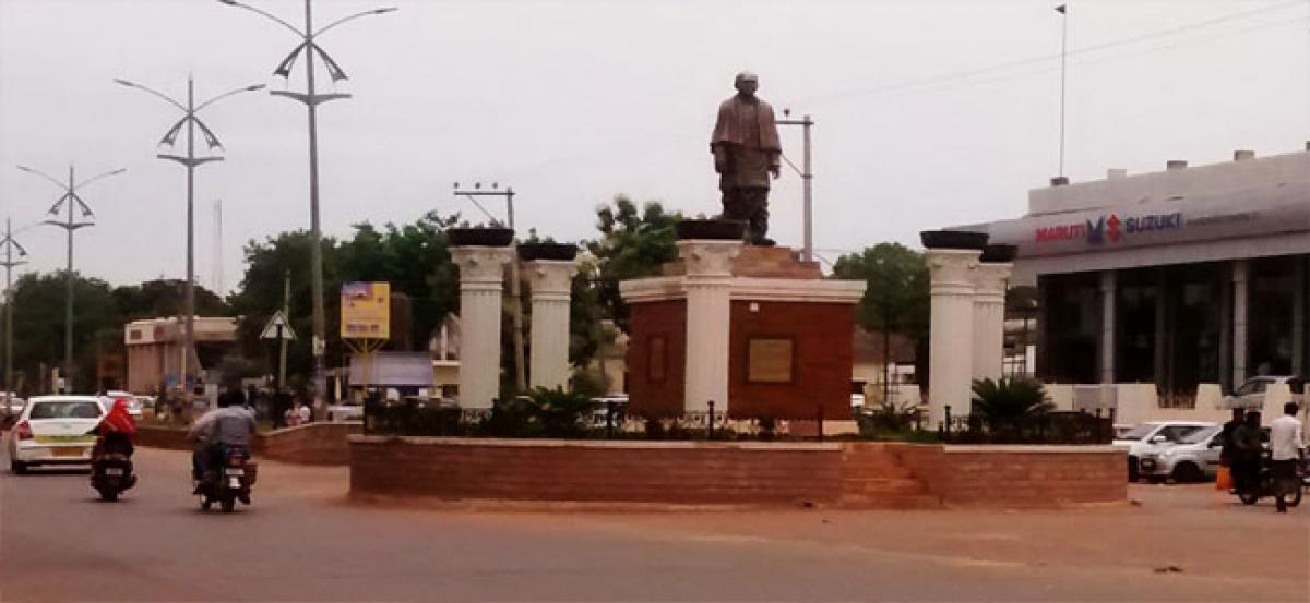 Statue islands on roads pose threat to vehicles