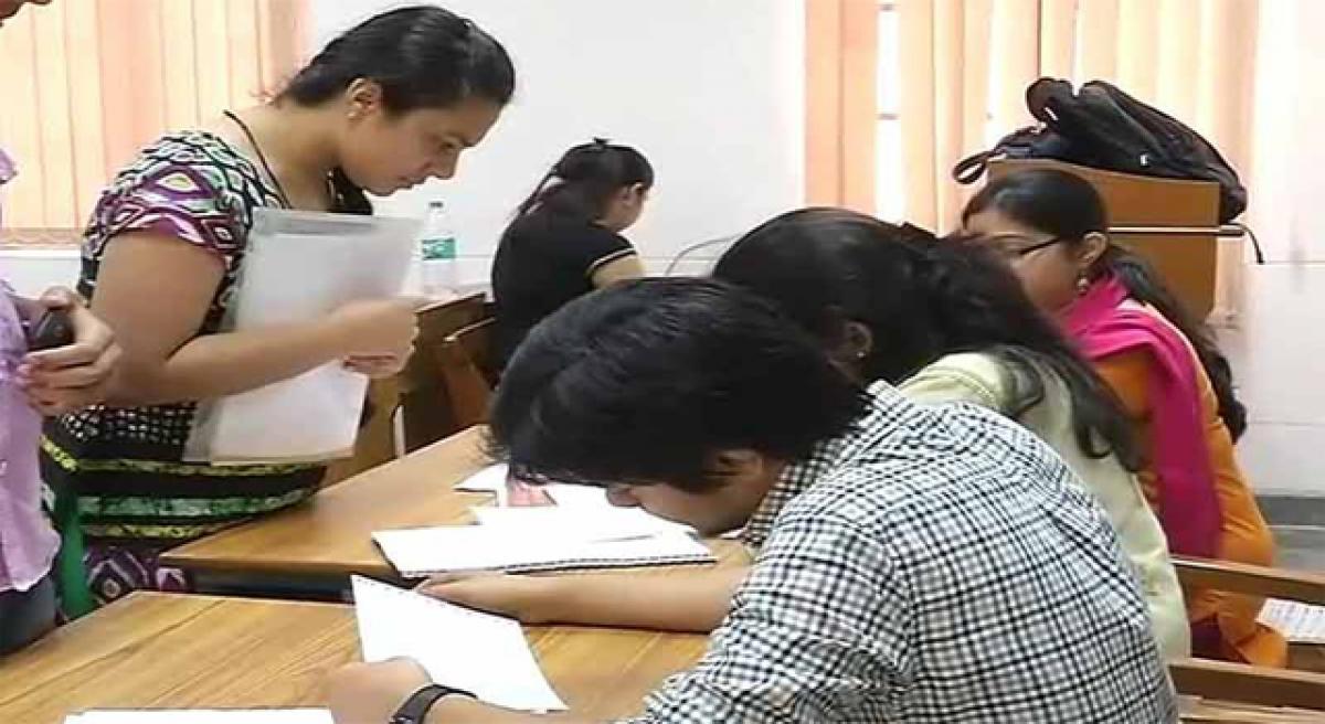 Students complain of irritation of eyes, pvt school declares holiday