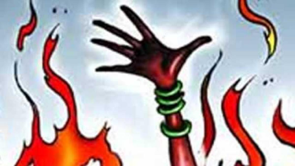 Unable to deal with cousins suicide, girl sets herself ablaze