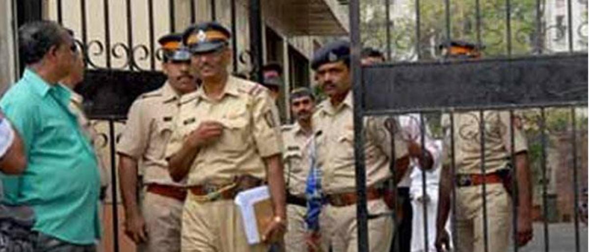 Delhi policeman commits suicide