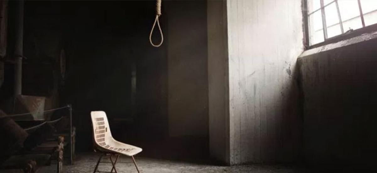 Woman commits suicide by hanging