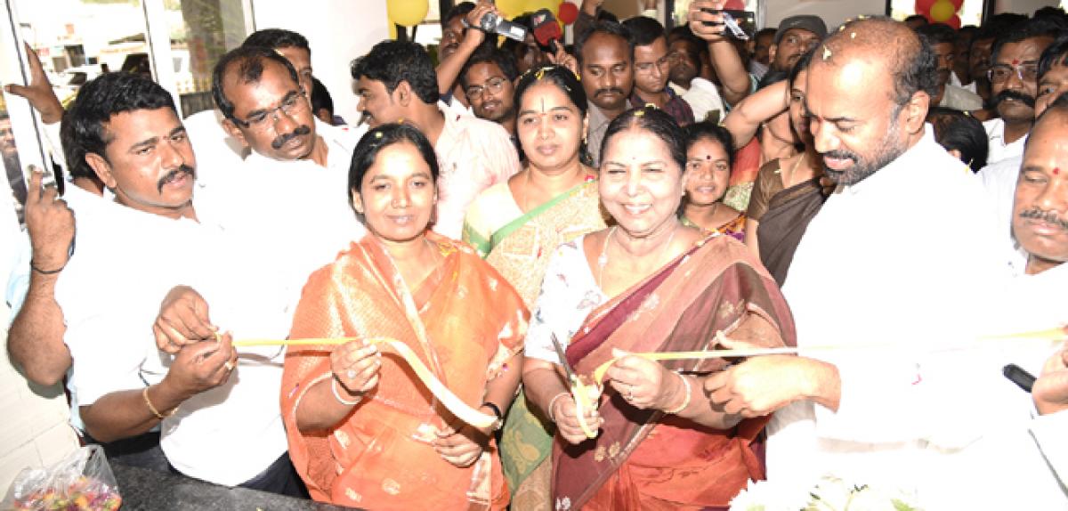 Minister launches Anna Canteen
