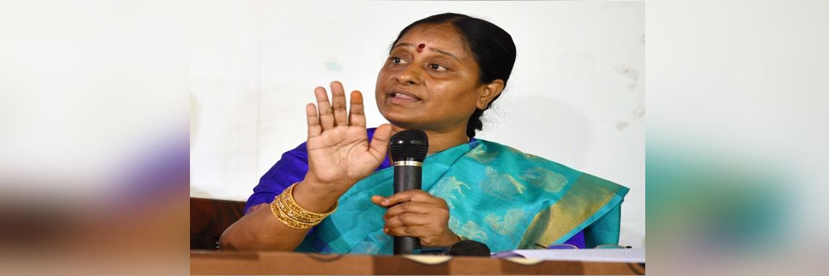 Konda Surekha launches scathing attack on TRS party