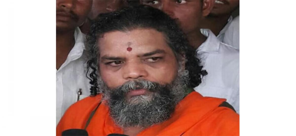 Dattagiri seer demands Katti Mahesh’s arrest