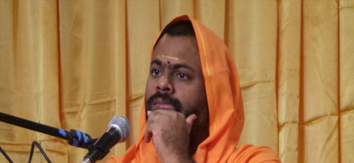 After Kathi Mahesh, Swami Paripoornananda too gets externed from Hyderabad