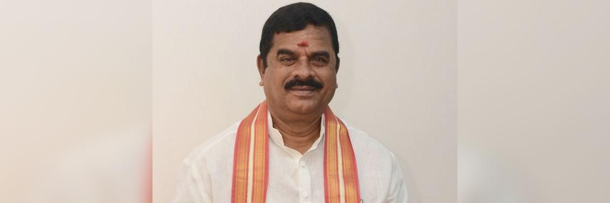 Congress MLCs call on Swami Goud to merge CLP in TRS