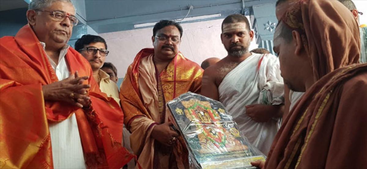 Pontiff Vidhu Sekhara Bharati Swamiji visits Dwaraka Tirumala