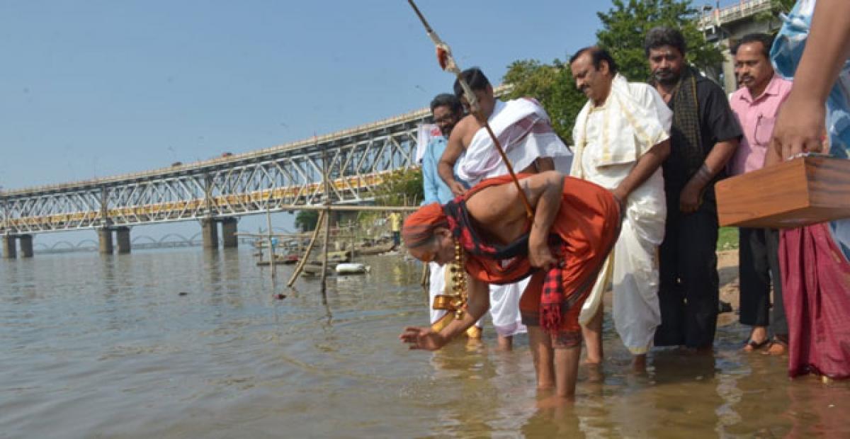 Pontiff slams propaganda by other religions at bathing ghats