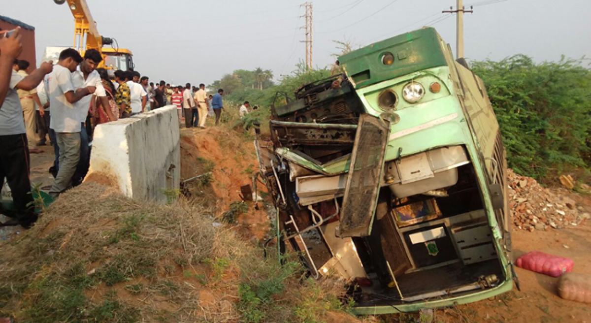 2 killed, 20 hurt as bus falls into ditch