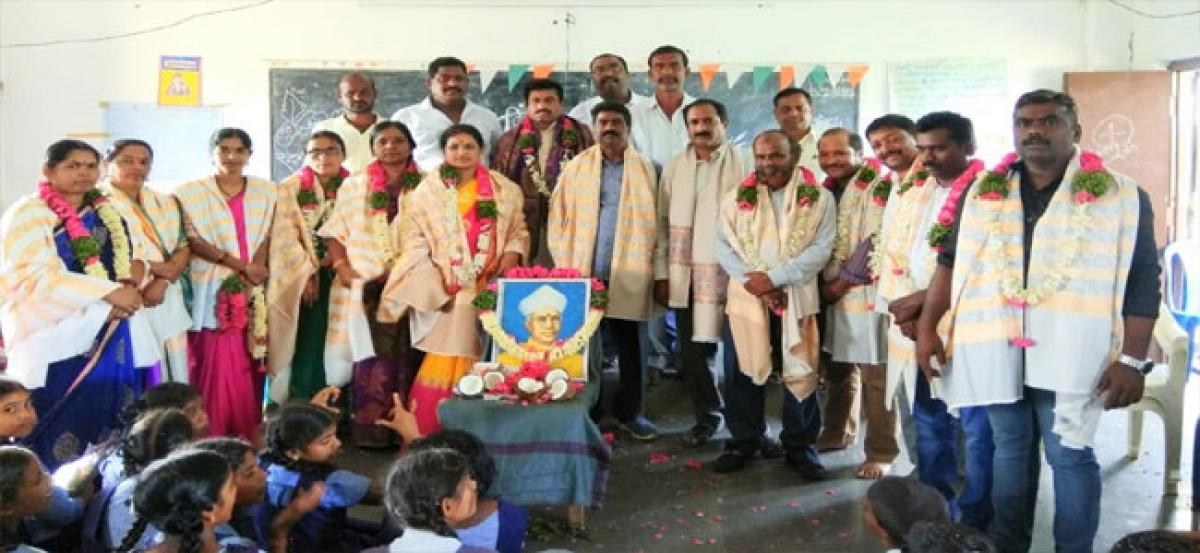 Kappati Panduranga Reddy felicitates teachers