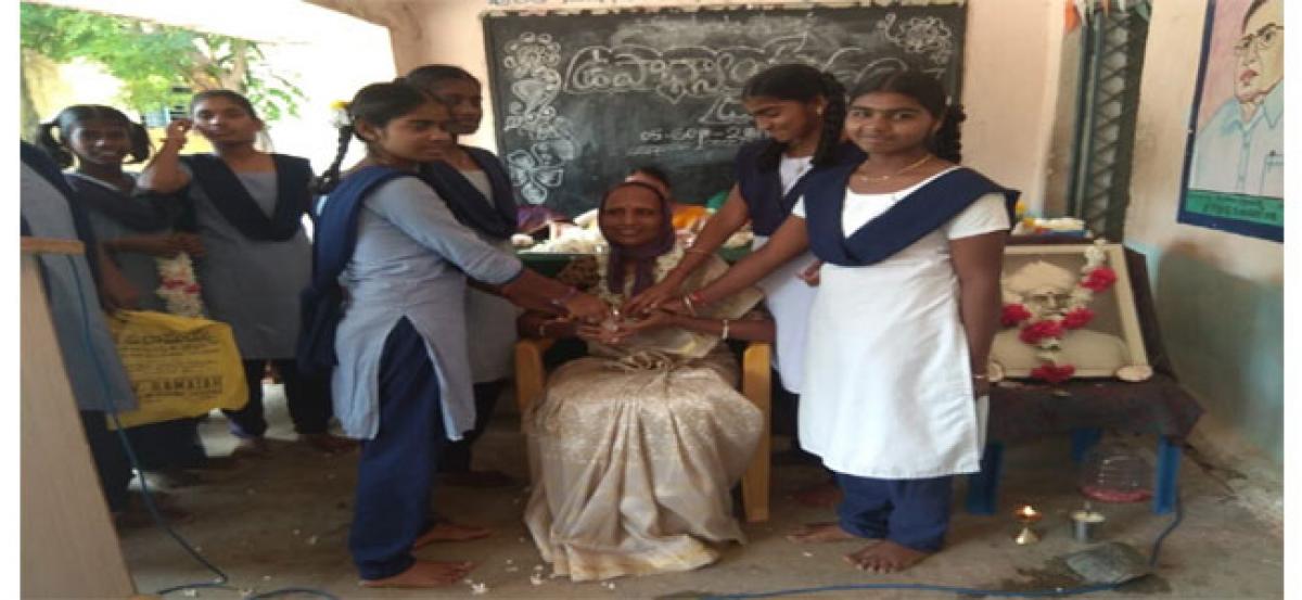 Yalal government girl students felicitate teachers