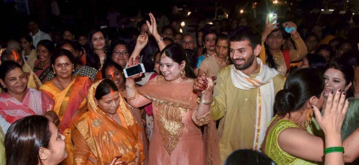 Chaos at Tej Pratap’s wedding as unruly crowd loots food, utensils