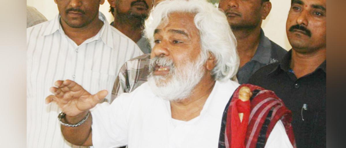 Balladeer Gaddar hits out at KCR, says feudalism returned