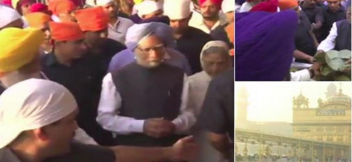 Manmohan Singh pay obeisance at Golden Temple