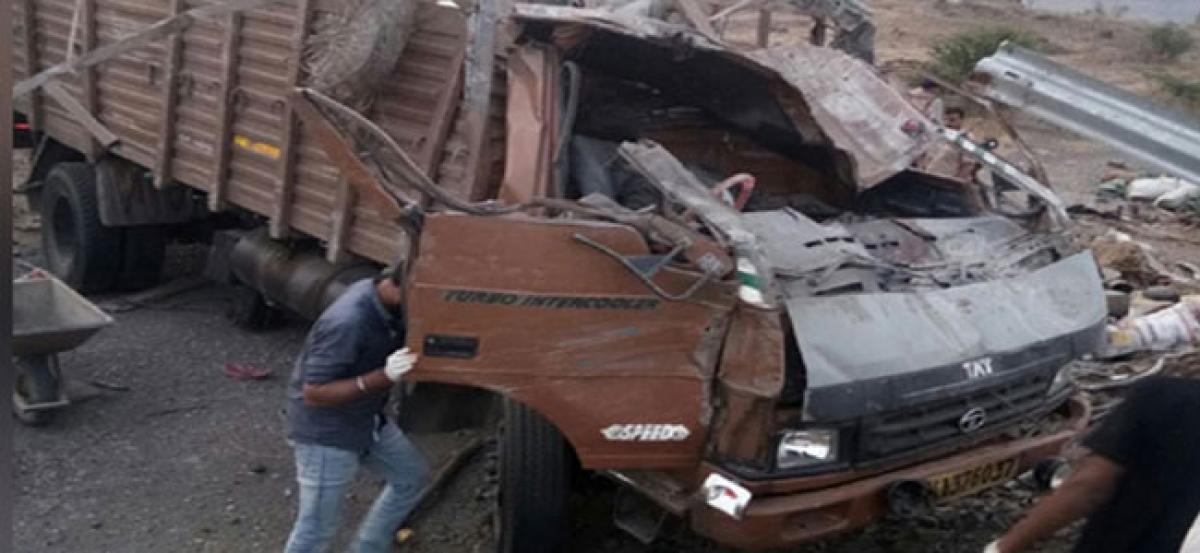 17 killed after tempo hits barricade on Pune-Satara highway