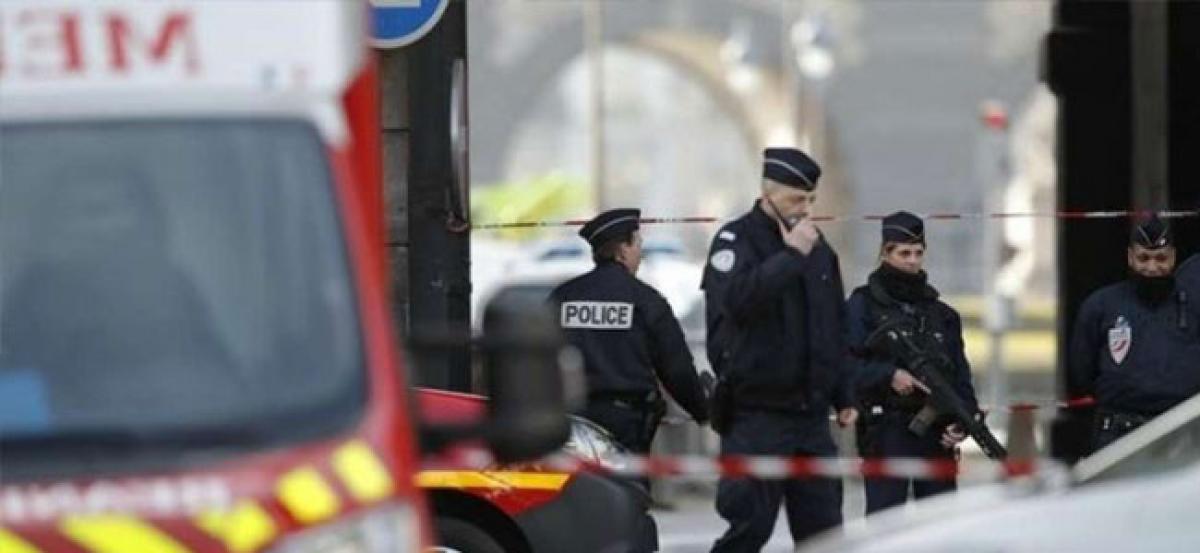 France: Woman shouting Allahu akbar injures two with blade