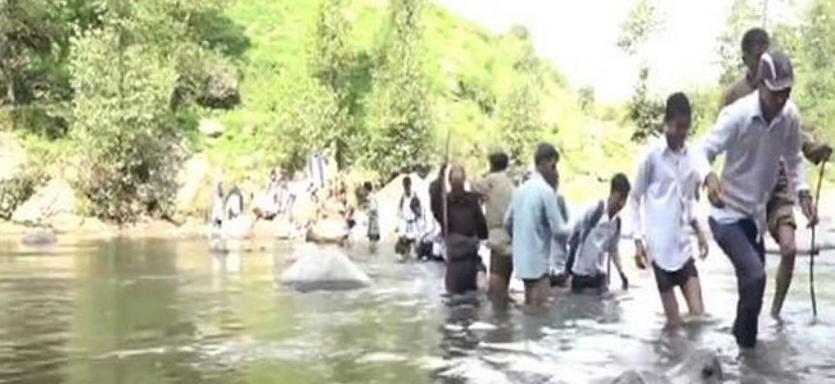 J-K: Students dangerously cross Tawi river to reach school