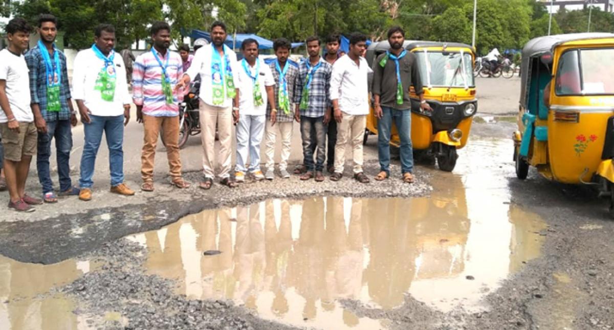 Telangana Jana Samithi leaders protest over bad condition of city roads