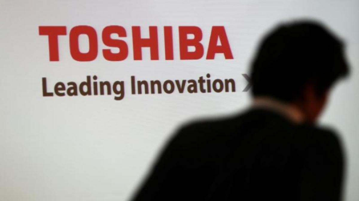 Apple, Dell join bid to buy Toshibas chip business