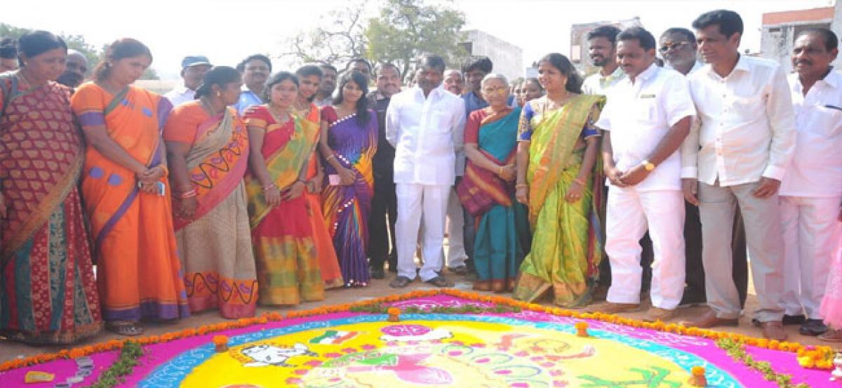 Rangoli competition: Minister distributes prizes to winners