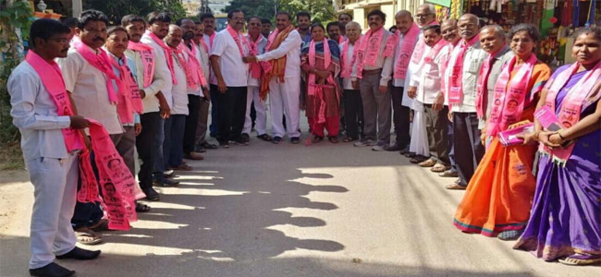 Colony residents join TRS en masse