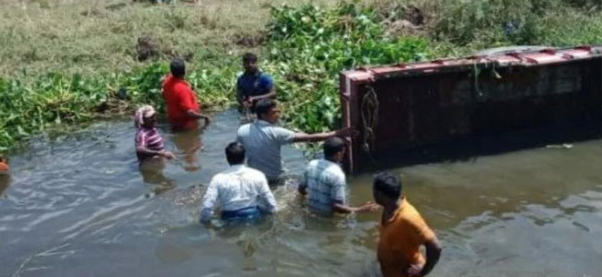 15 killed as tractor-trolley falls into canal in Telangana