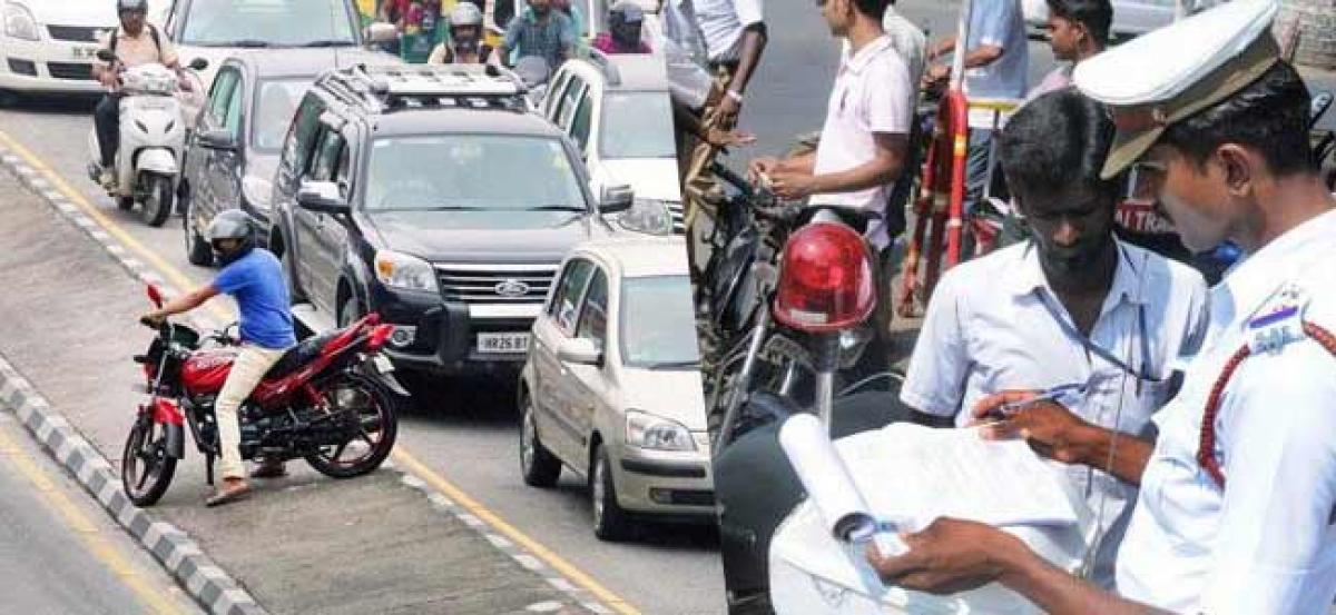 Cops unleash Whatsapp  war against traffic violators