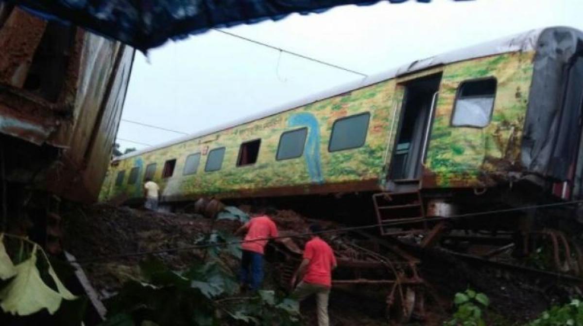 Maharashtra: Nagpur-Mumbai Duronto Express derails near Titwala