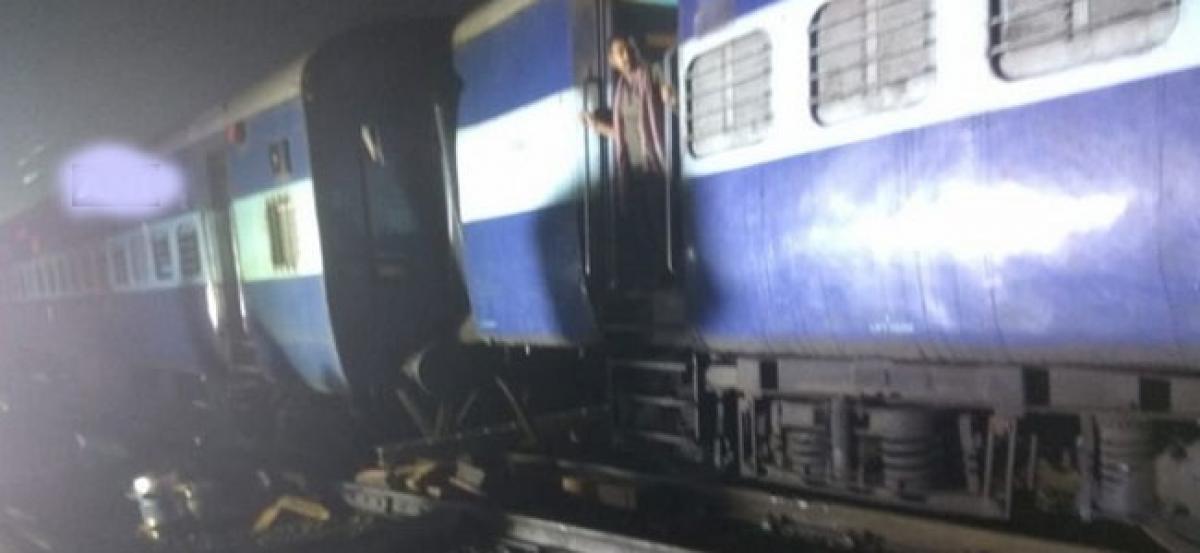 Three coaches of Mumbai-Howrah Mail derail in Maharashtra