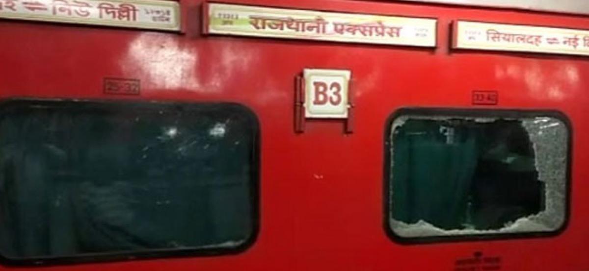 Stone pelted at Sealdah-Rajdhani Express, six injured