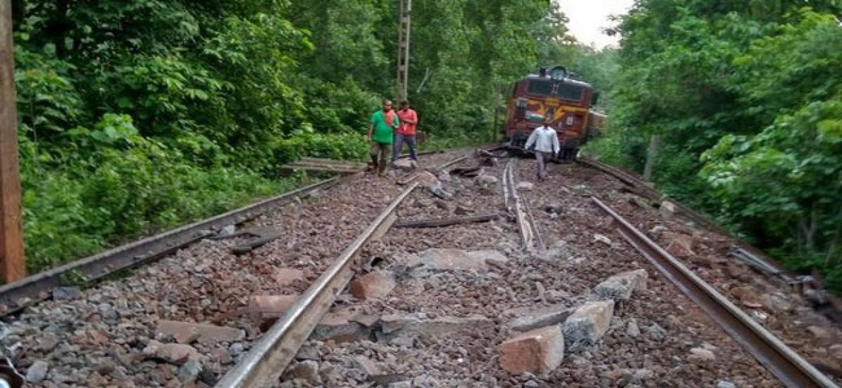 8 coaches of goods train derailed in Chhattisgarh