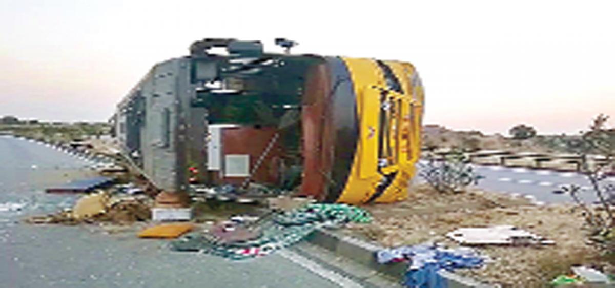 One dies, 15 hurt as pvt travels bus overturns