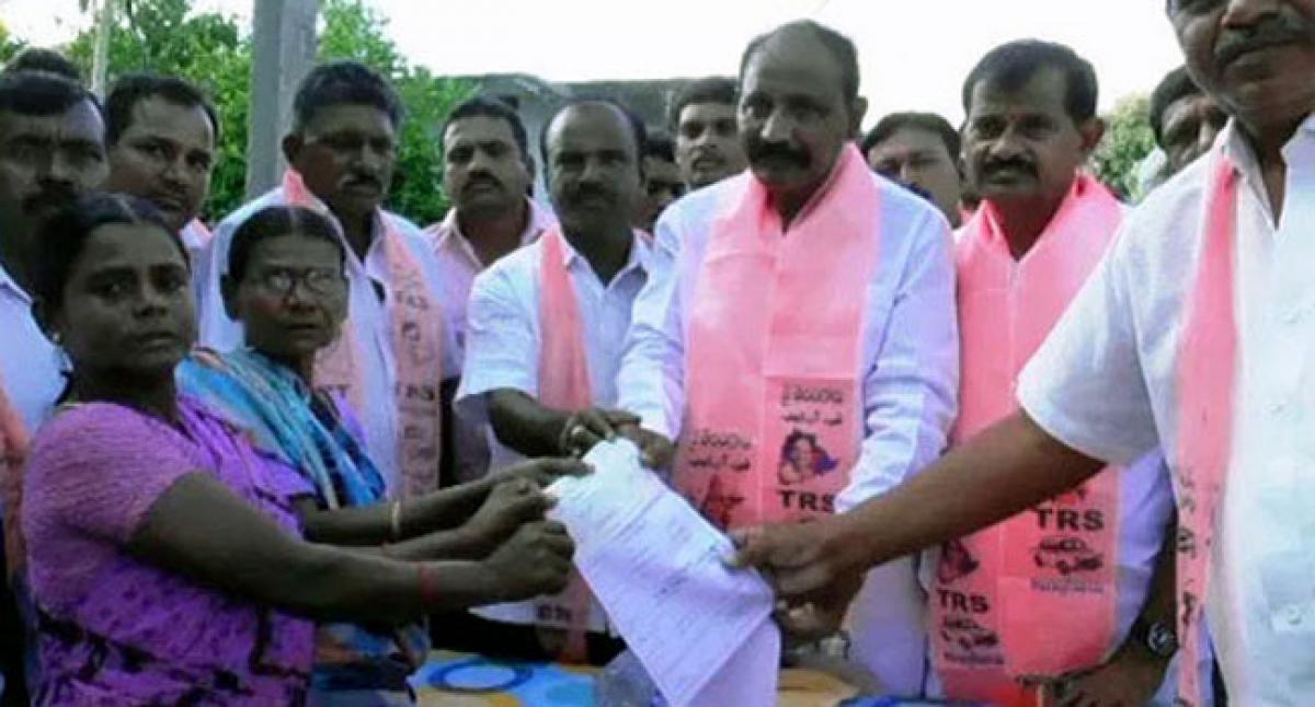 TRS candidate donates `2 lakh to deceased’s family