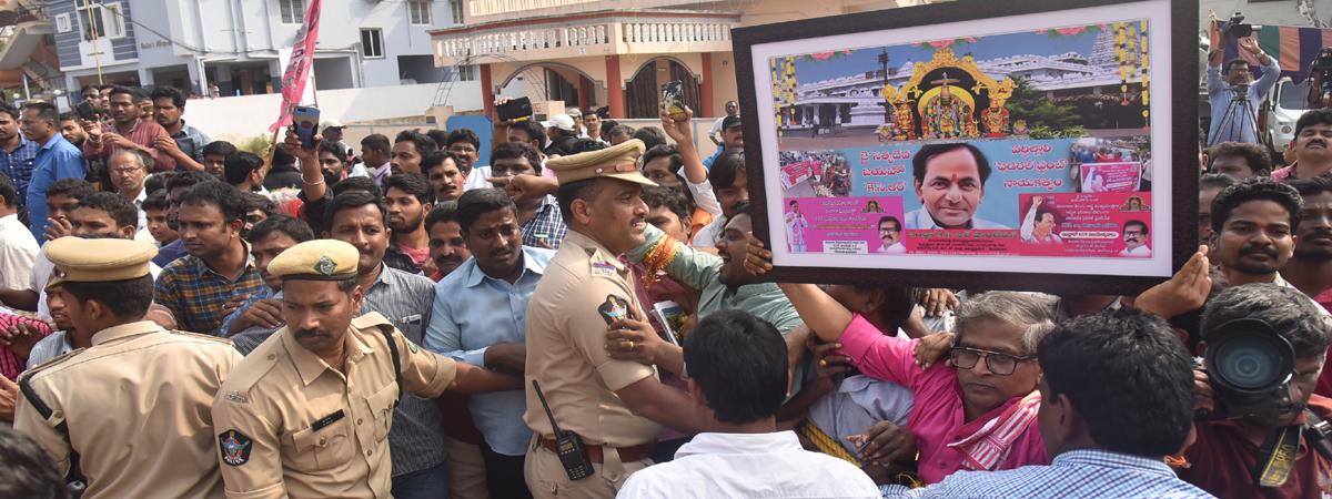 TRS fans stage dharna against Telangana police