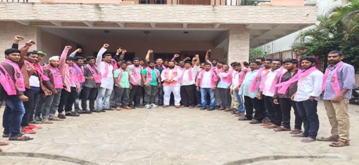 Manne Govardhan Reddy welcomes youth into TRS