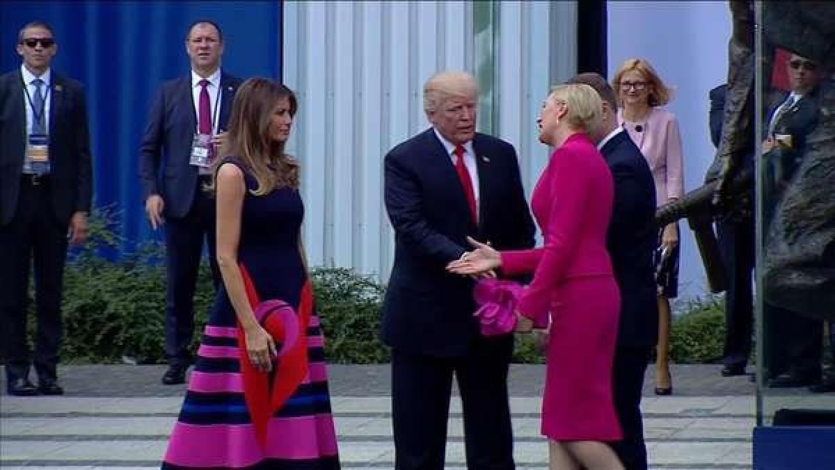 Video: Yet another awkward handshake of Trump with Polands 1st lady