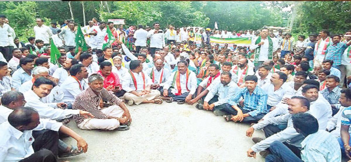 Oppn condemn razing of tribal hamlet; stage dharna at Tadwai